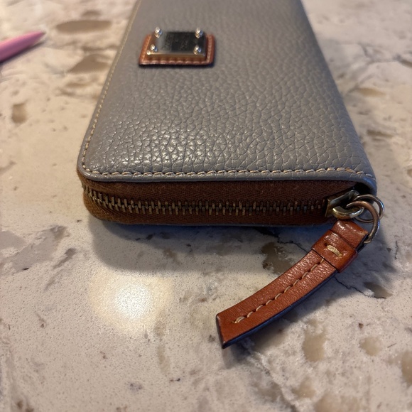 Dooney & Bourke Grey pebbled Grain Leather Zip Around Wallet - Picture 4 of 6
